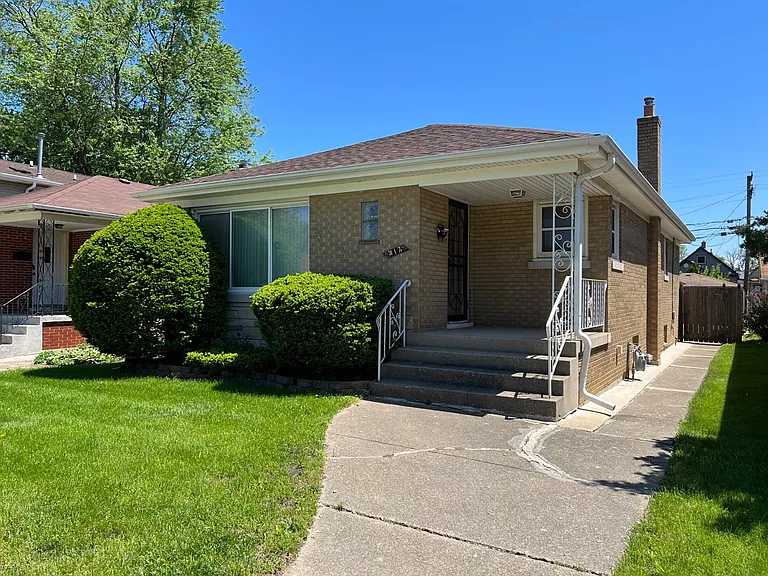 417 Hirsch Ave — Photo 1