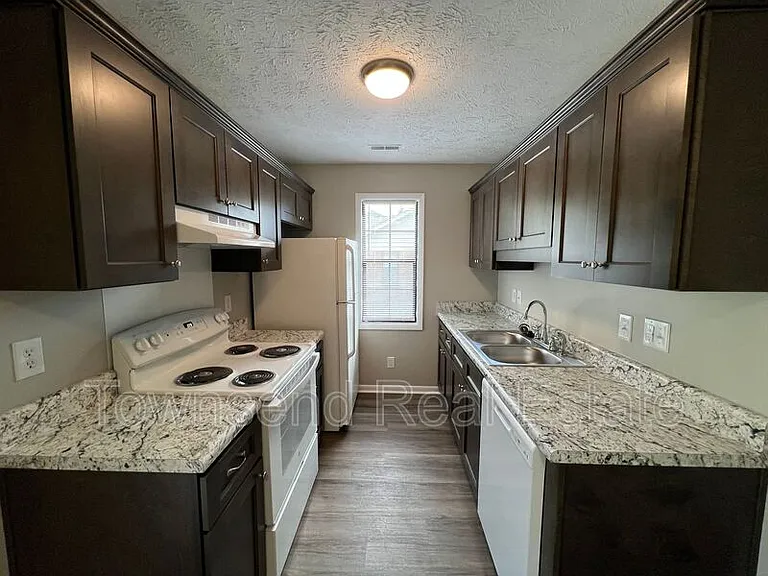 1437C Ireland Dr — Photo 2
