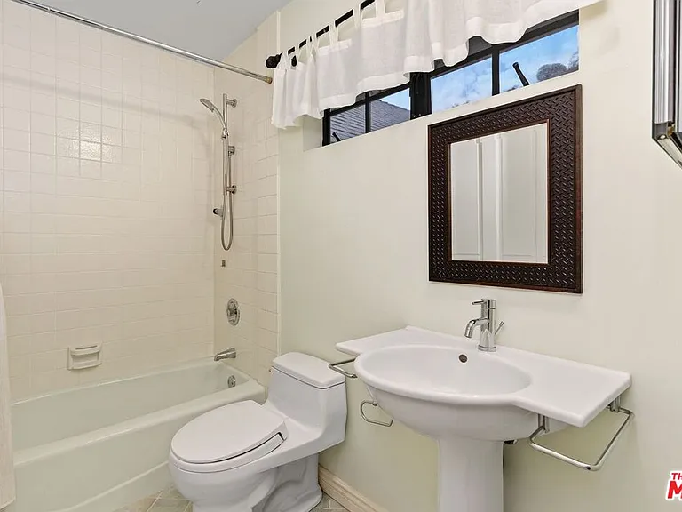 1060 Chantilly Rd — Photo 35