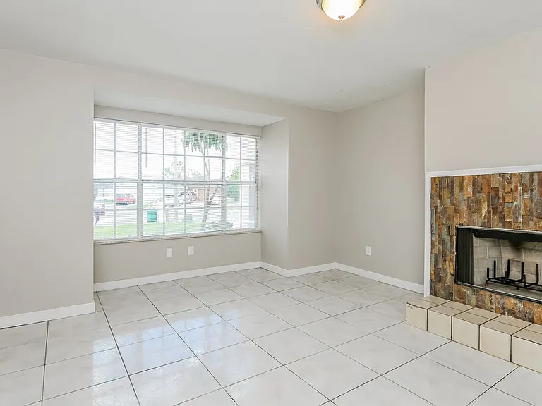 305 Palmview Ct — Photo 5