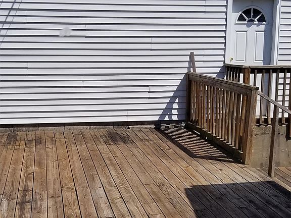 Nice deck for cookouts!