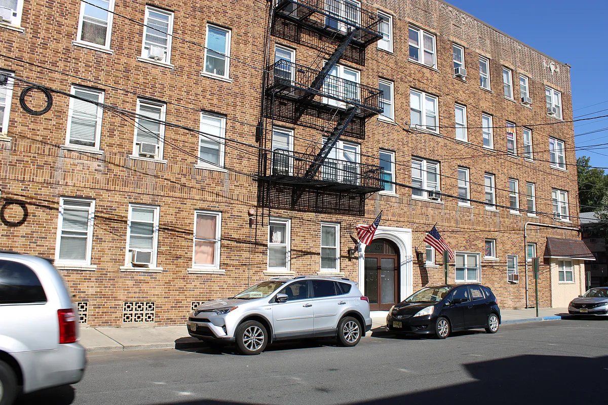 Building Photo - 256 Grant Ave #B4