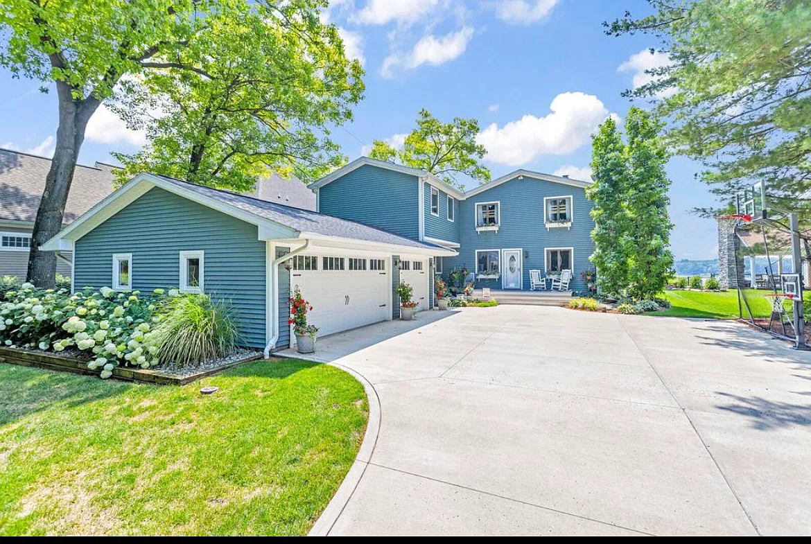 325 Highland Dr — Photo 3