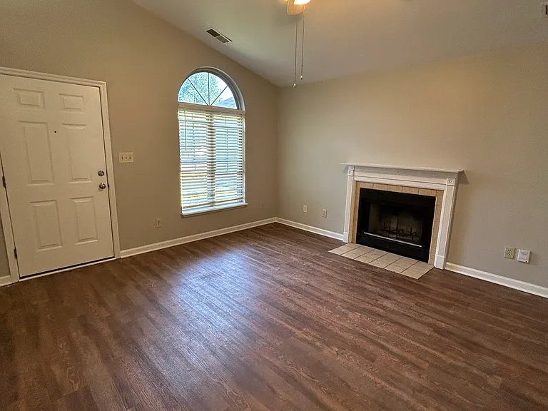 2097 Belmont Dr — Photo 2