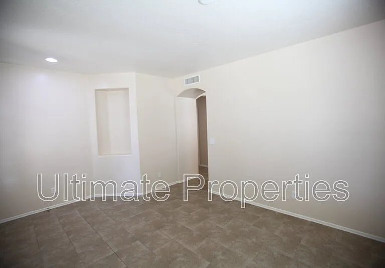 2230 W Oyer Ln — Photo 10