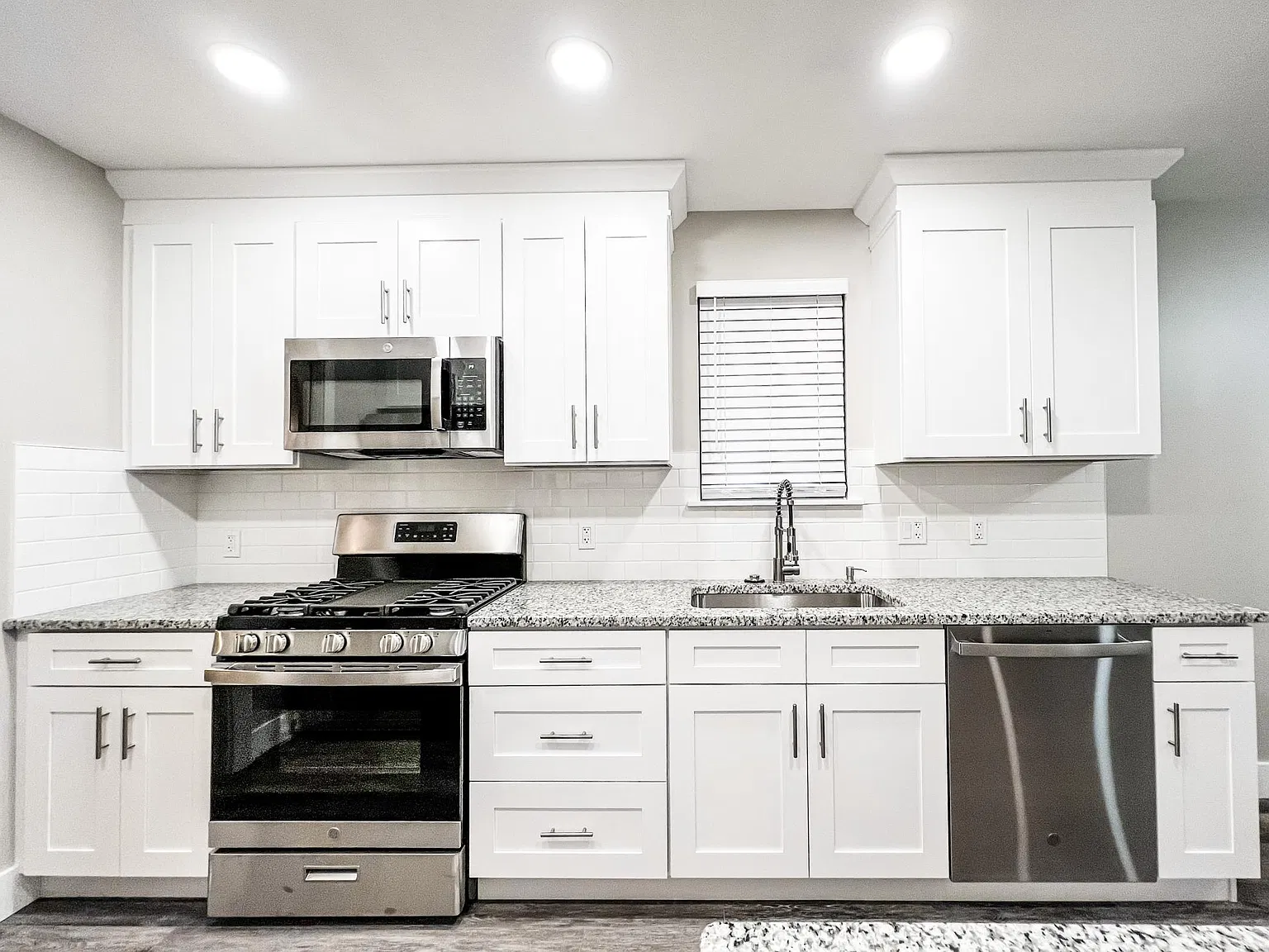 3 bed, 1.5 bath, 1100 sqft, $2,300 — Photo 3