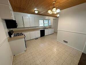3rd image of 1021 W Rogers Ave