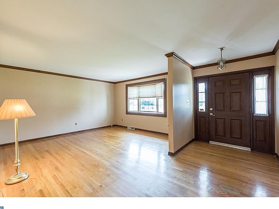 4th image of 10 Caroline Ct