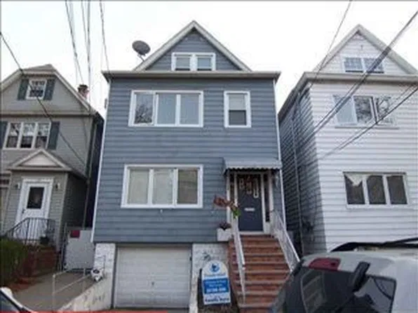 136 W 52nd St, Bayonne, NJ 07002