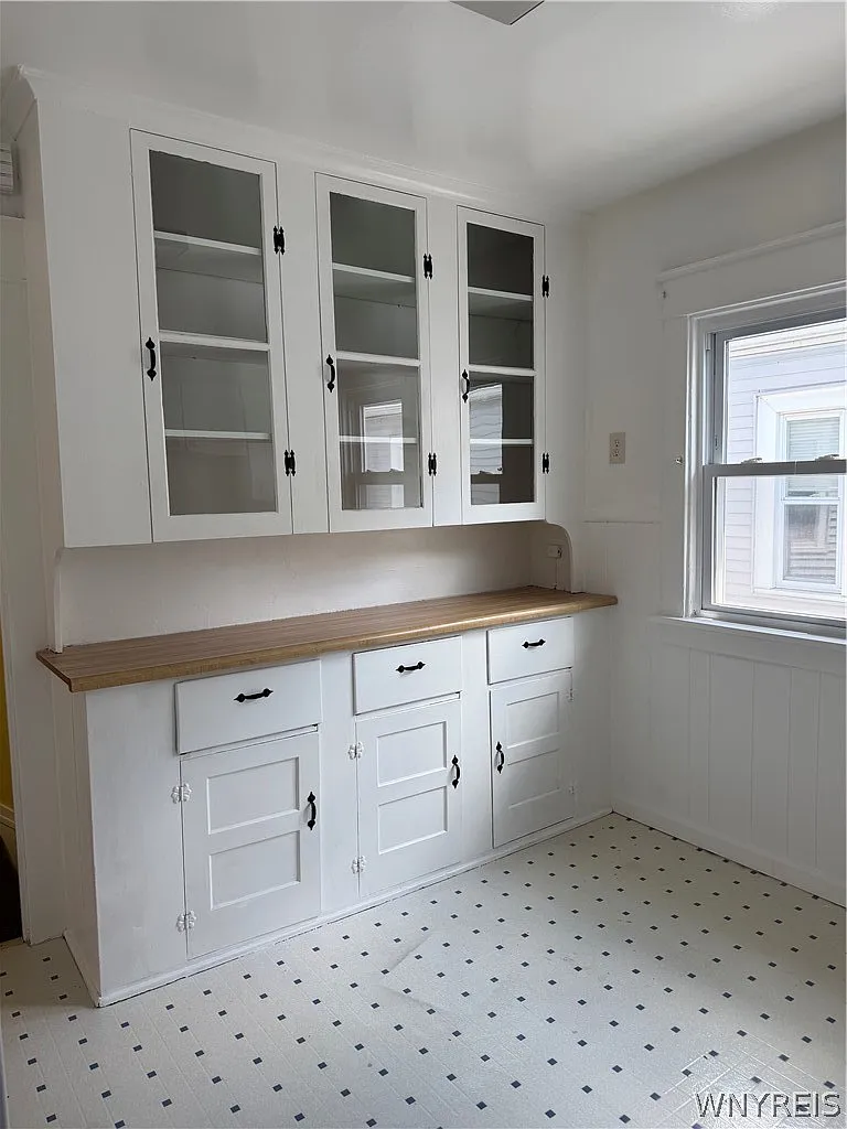 3 bed, 1.0 bath, 2528 sqft, $1,500 — Photo 3