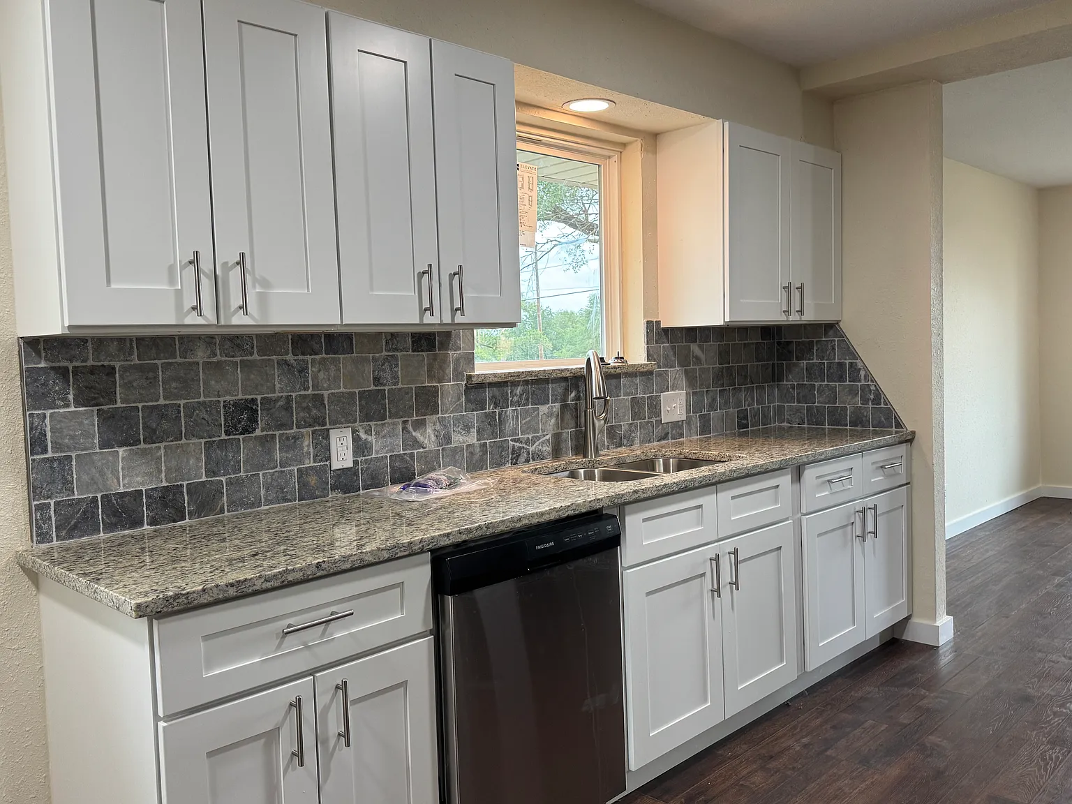 4 bed, 3088 sqft, $1,950 — Photo 2