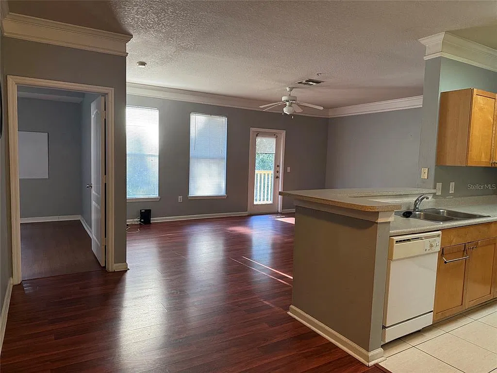 3 bed, 2.0 bath, 1369 sqft, $2,000 — Photo 4