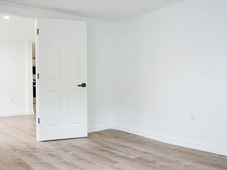 162 Hobart St — Photo 8