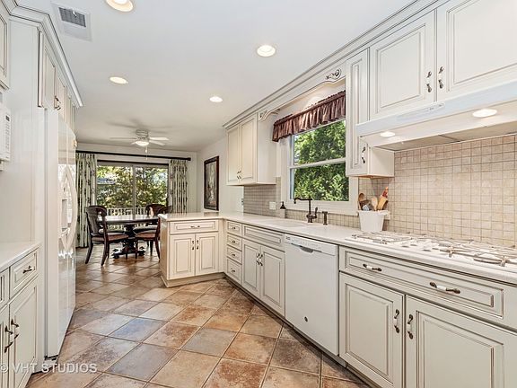 5th image of 1270 Carol Ln