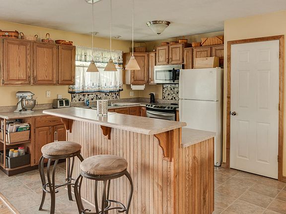2nd image of 382 Willow Ct
