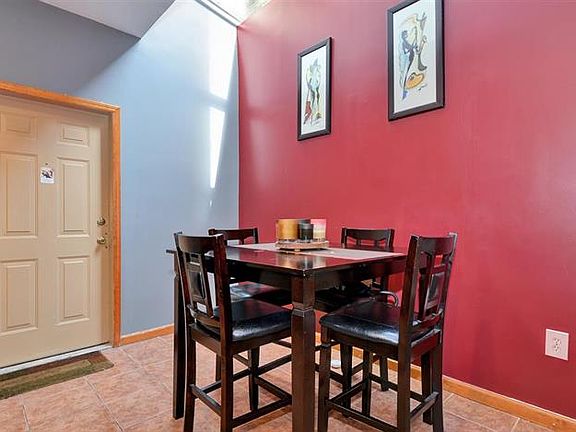 4th image of 910 Summit Ave #102
