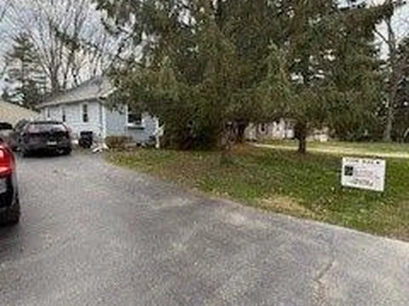 9097 Silver Lake Rd, Linden, MI 48451