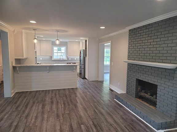 4th image of 825 Ironwood Dr
