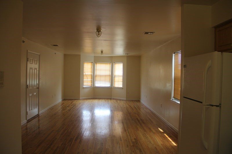 1st image of 129 Seymour Ave