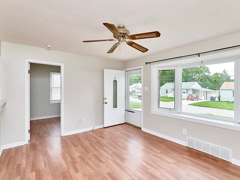 11042 Florence Ave — Photo 6
