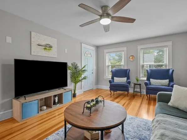 95 Arcadia Ave, Cranston, RI 02910