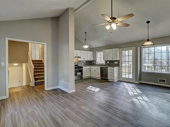 3rd image of 6 Eastwood Dr