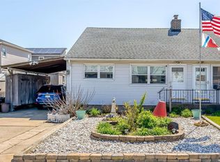 61 Suffolk Rd, Island Park, NY 11558