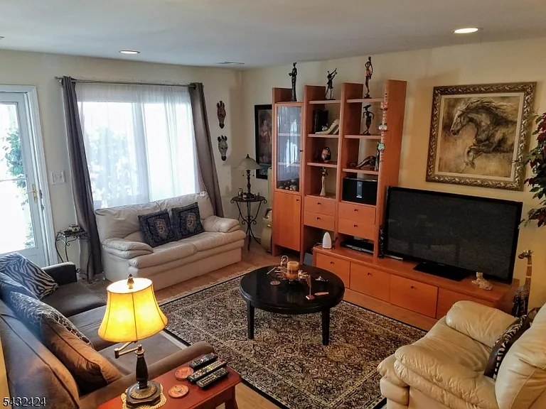 13 Ray Ct — Photo 2