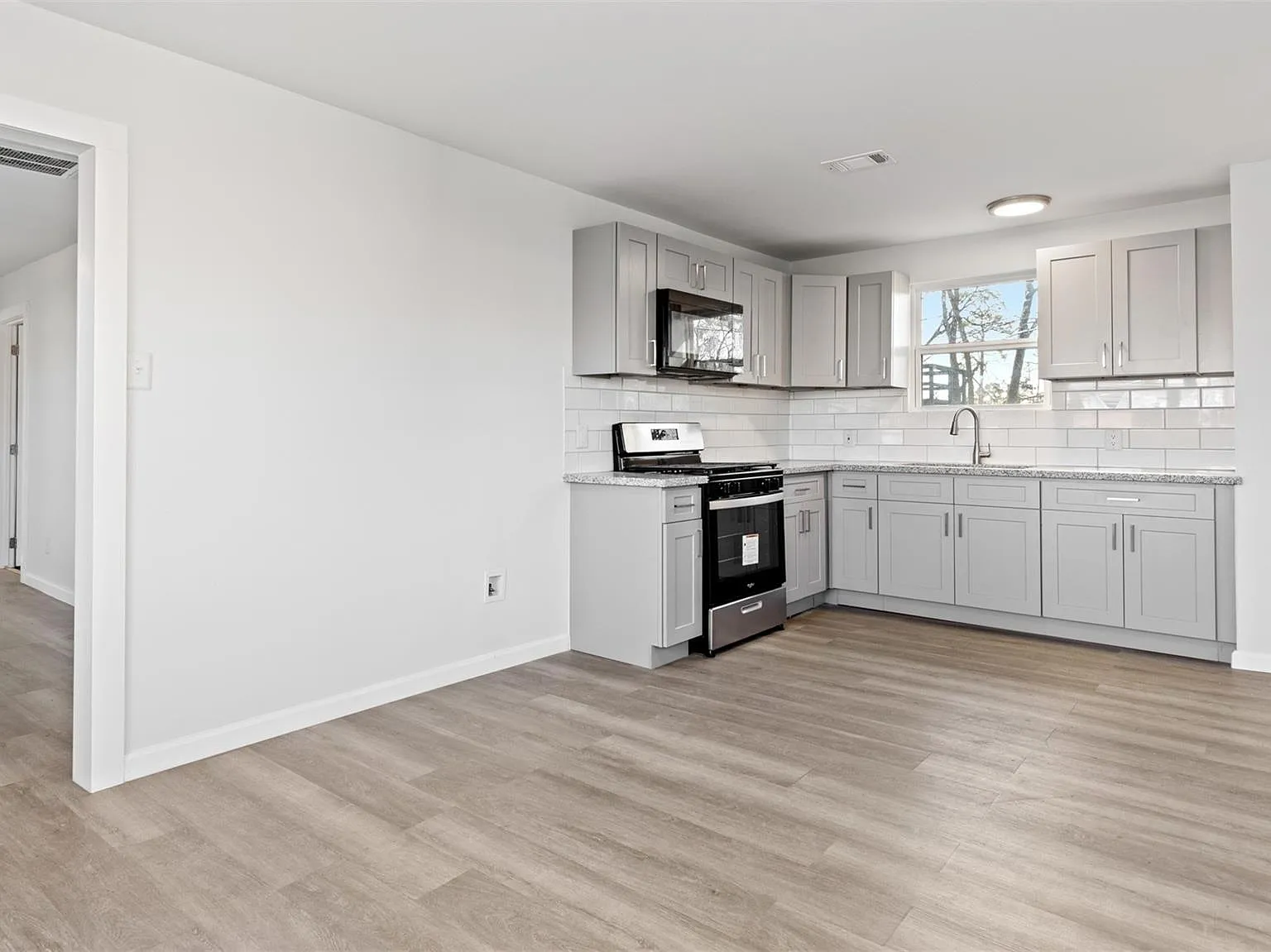 3 bed, 1.0 bath, 1080 sqft, $1,400 — Photo 3