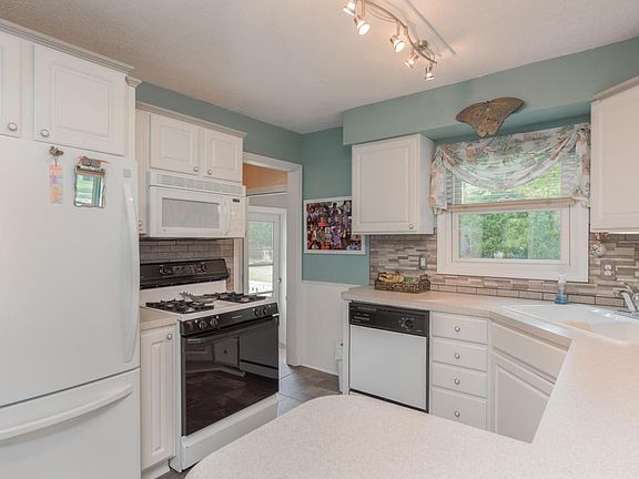 3rd image of 3551 Richmond St NW