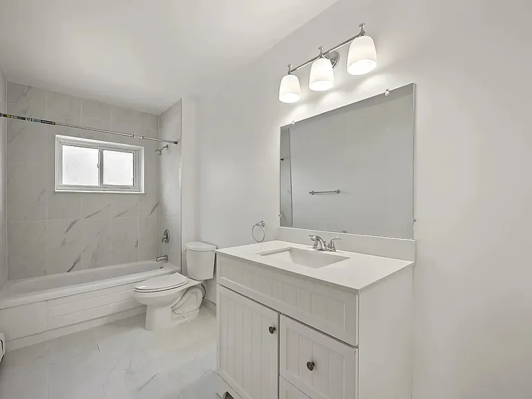 195 Lindsay St S — Photo 3
