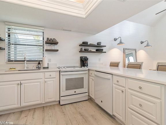 2nd image of 4094 Pinetree Blvd