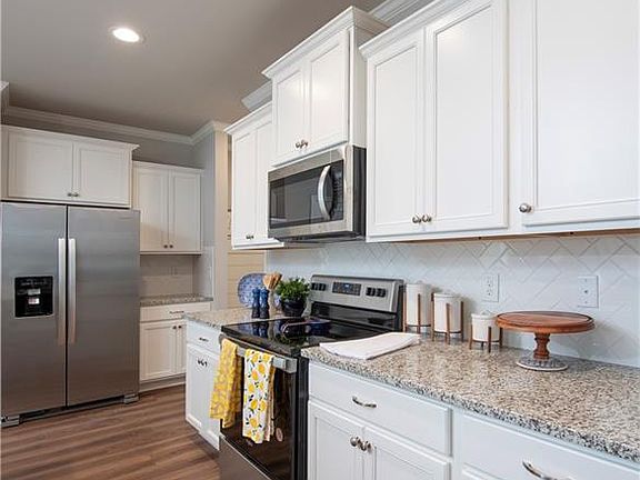 4th image of 5407 Maple Grove Ln