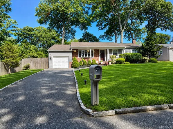 47 March Court, Selden, NY 11784