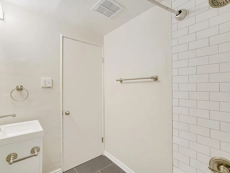 Bermuda Apartments — Photo 30