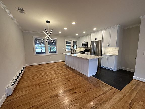 4th image of 1812 Beech St