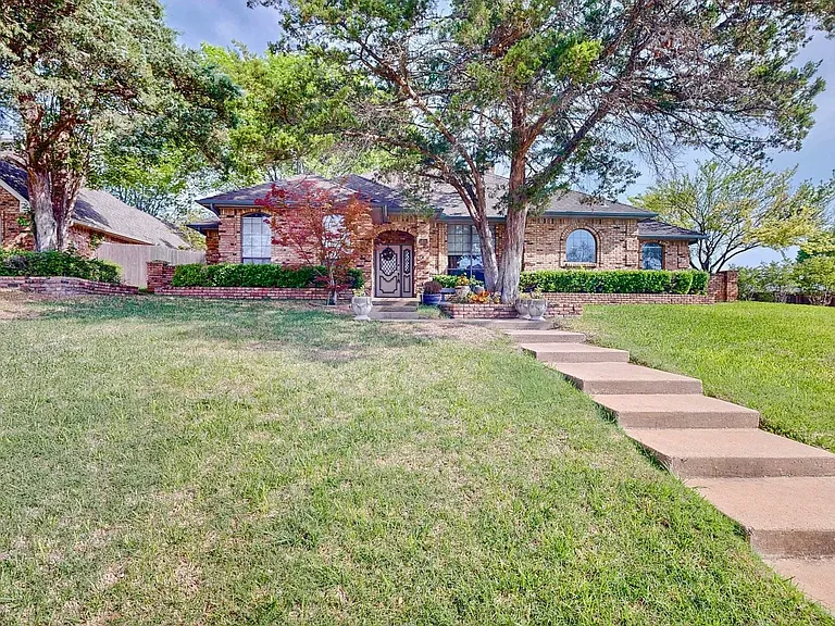 1401 Covington Dr — Photo 1