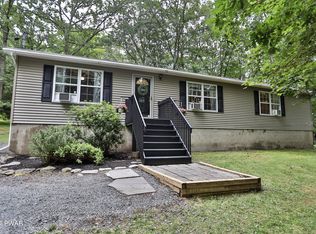 105 Hummingbird Ct, Milford, PA 18337