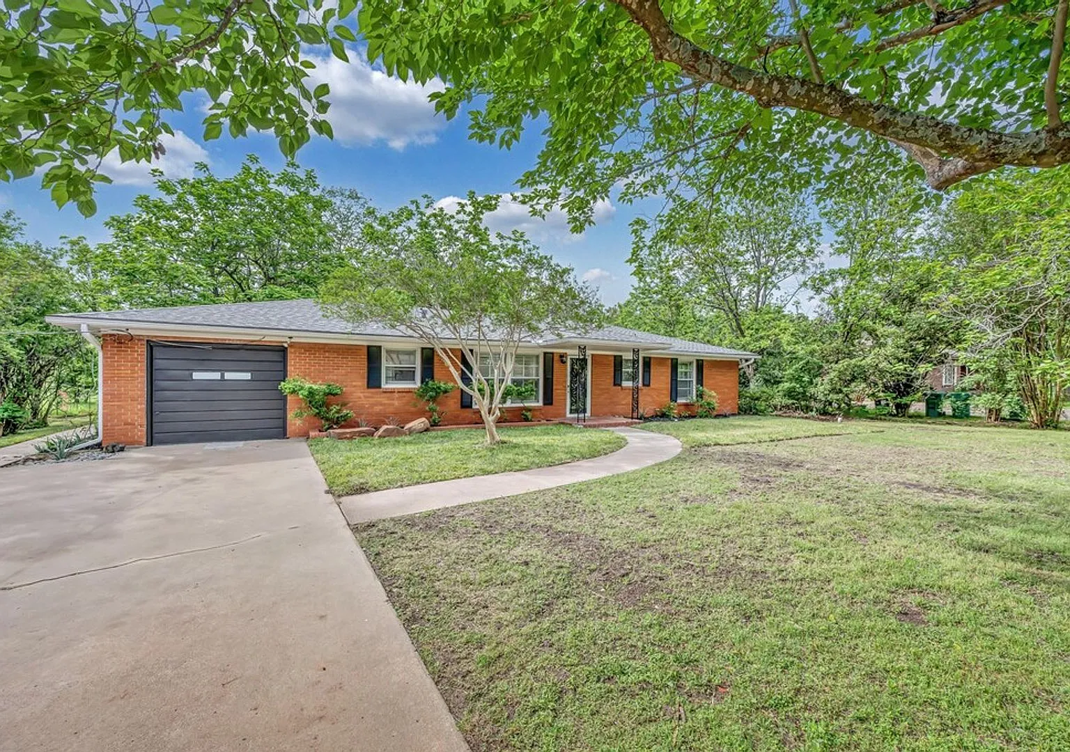 3 Bedroom House on .5 Acre Lot in Robinson ISD! — Photo 1