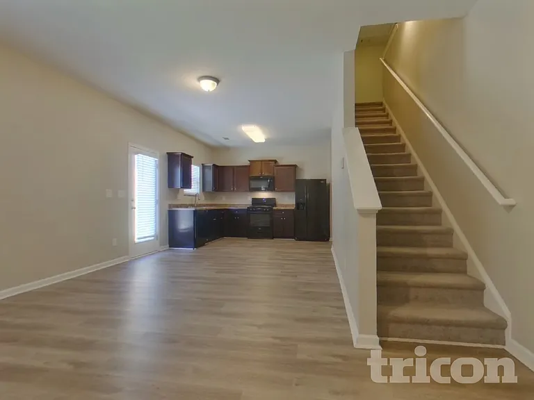 1042 Sutherland Dr — Photo 3