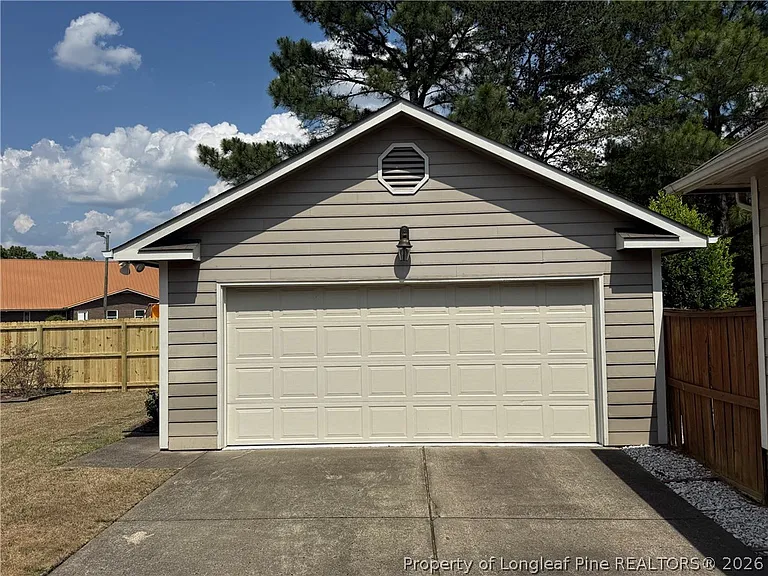 1813 Stetson Ln — Photo 2