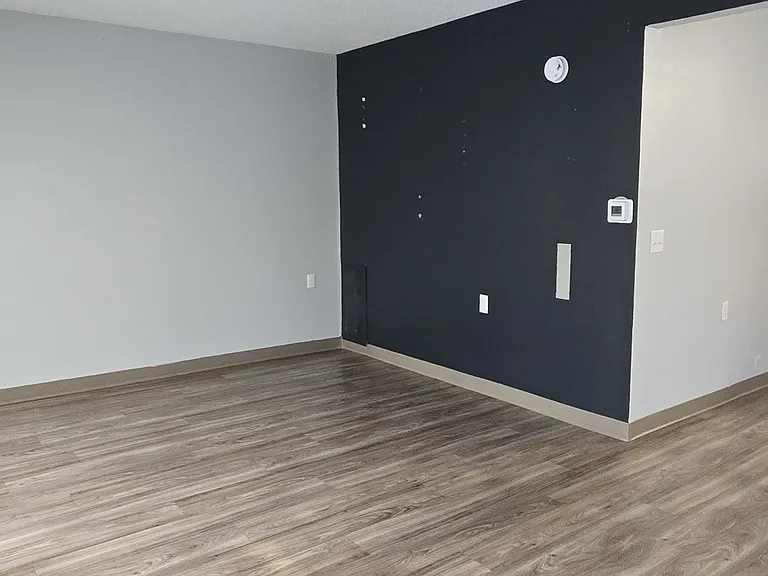 260 Frenn Ave — Photo 2