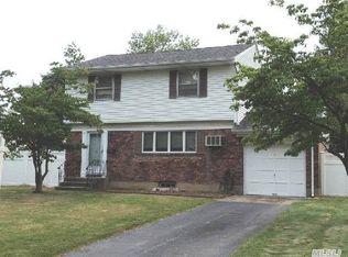 26 Bluegrass Ln, Commack, NY 11725