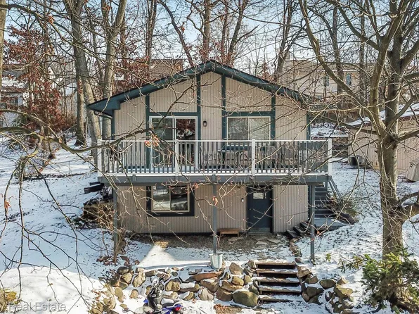 1315 Brighton Lake Rd, Brighton, MI 48116