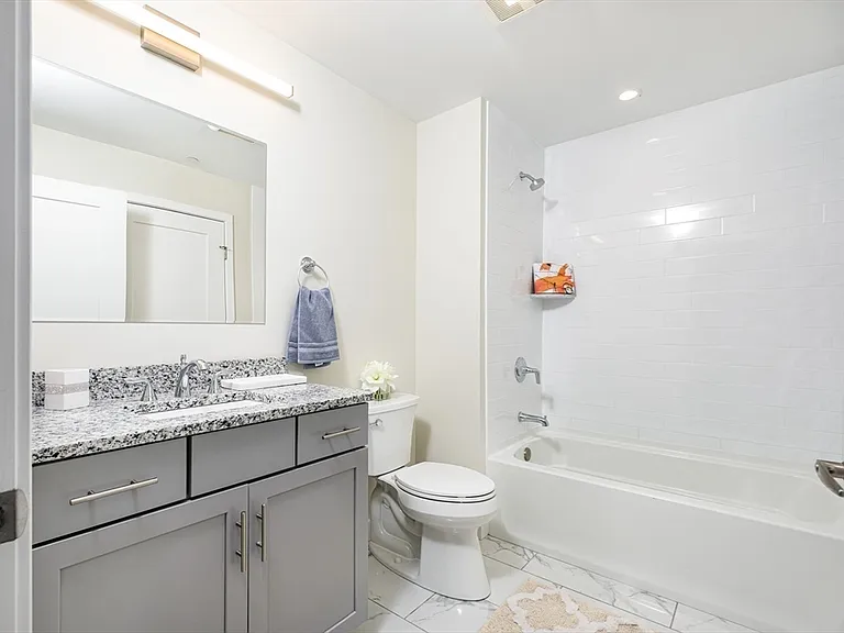 450 American Legion Hwy #506 — Photo 8