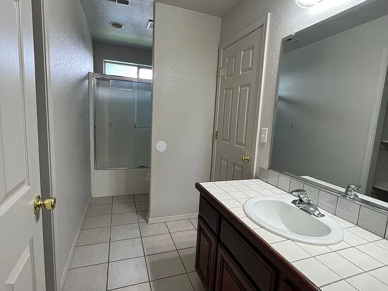 925 Hanks St — Photo 11