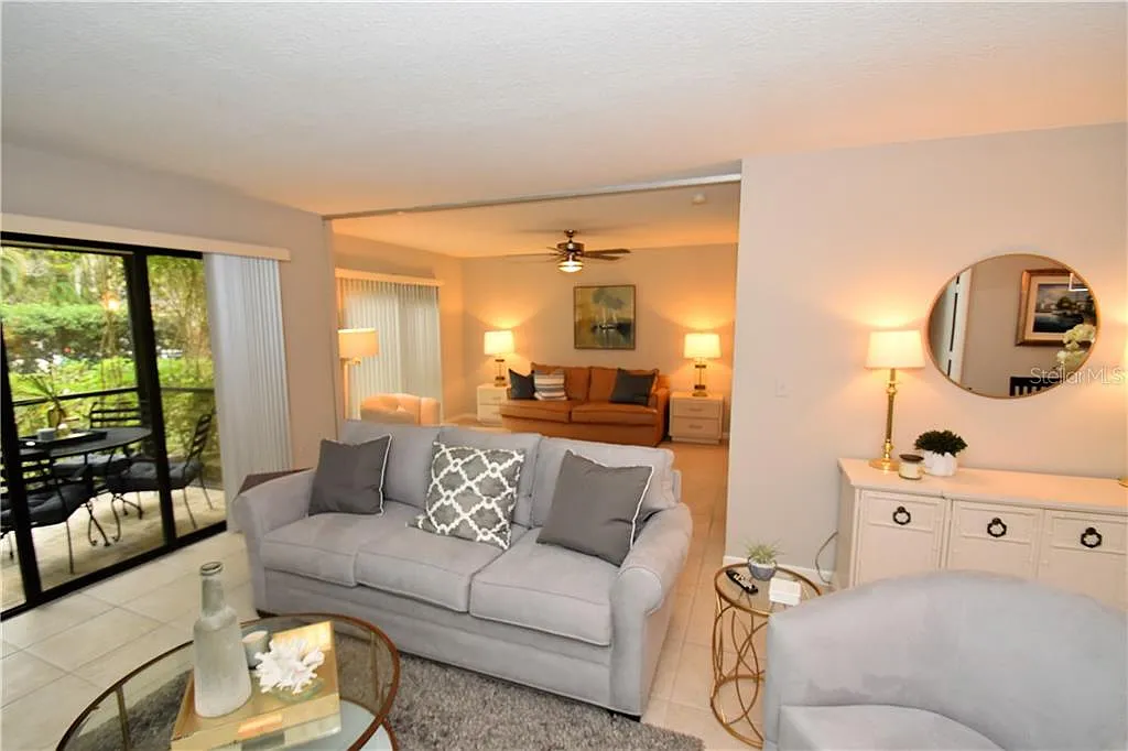 2 bed, 2.0 bath, 1077 sqft, $1,900 — Photo 3