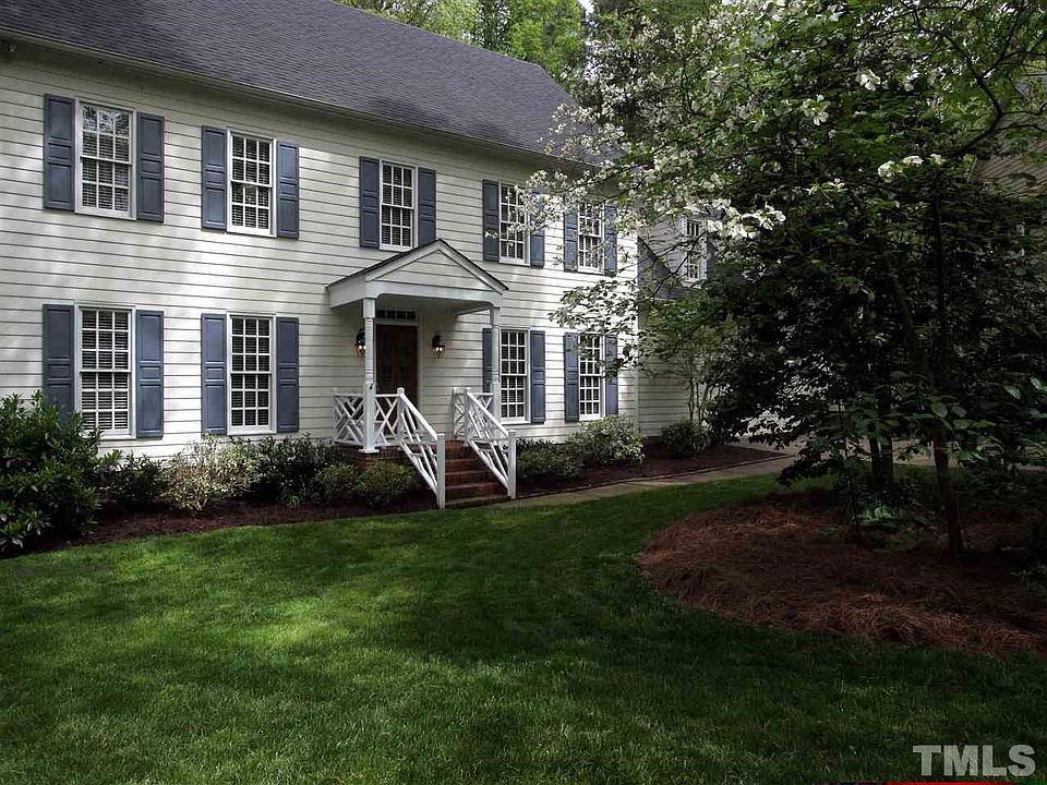 Lovely Williamsburg-style home. Convenient location; easy commute to RTP, RDU, Raleigh, Cary, and Apex. Close to shopping, dining, parks, and Greenways.