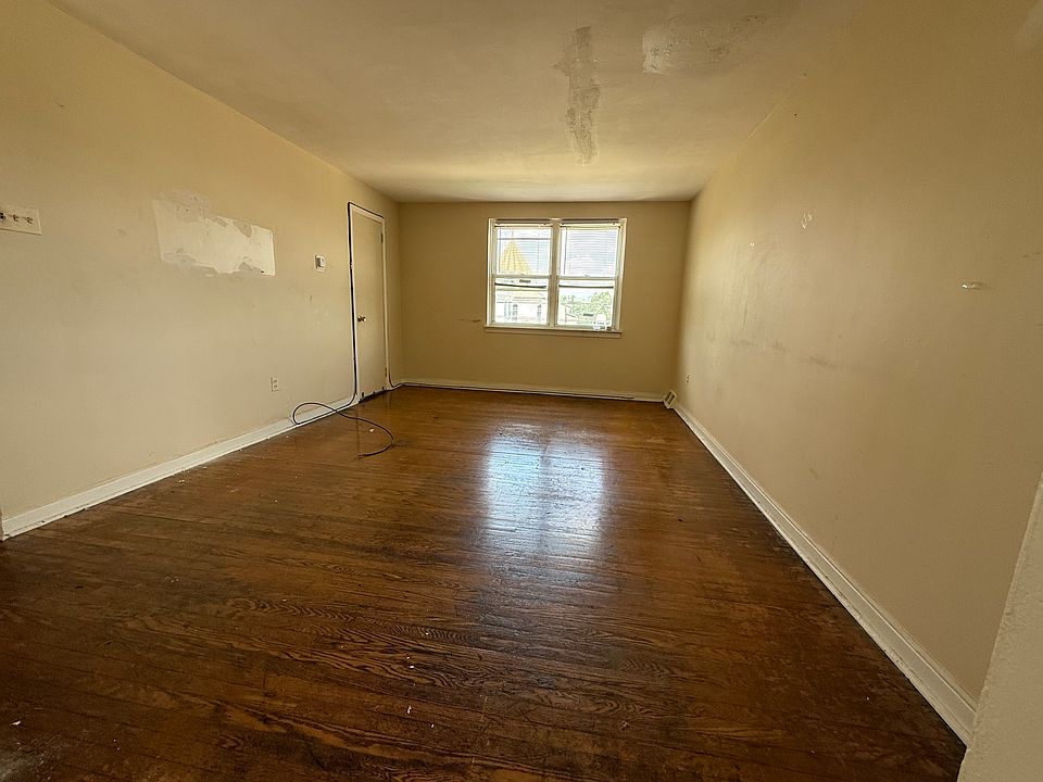 Livingroom
Note: temporary pic - unit was just vacated; walls will be freshly painted and floor polished