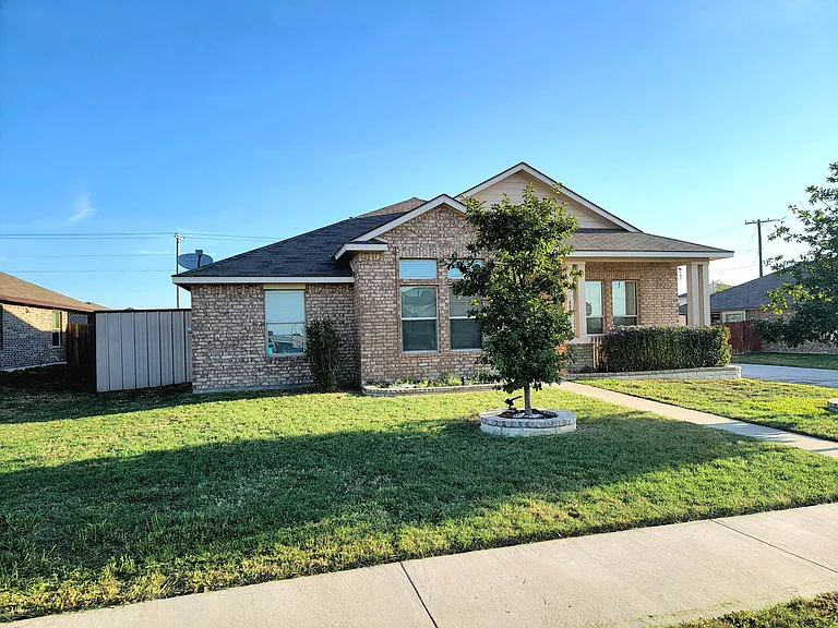 4805 Mohawk Dr — Photo 2